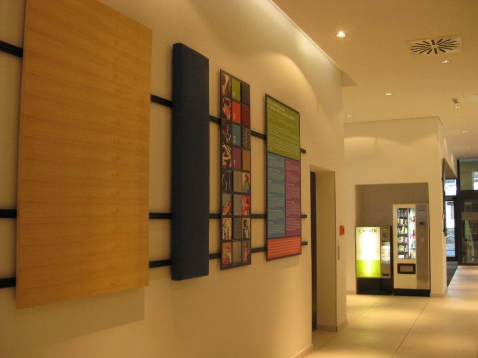Eingangsbereich mit Automat Lindner Hotel Frankfurt Sportpark, part of JdV by Hyatt