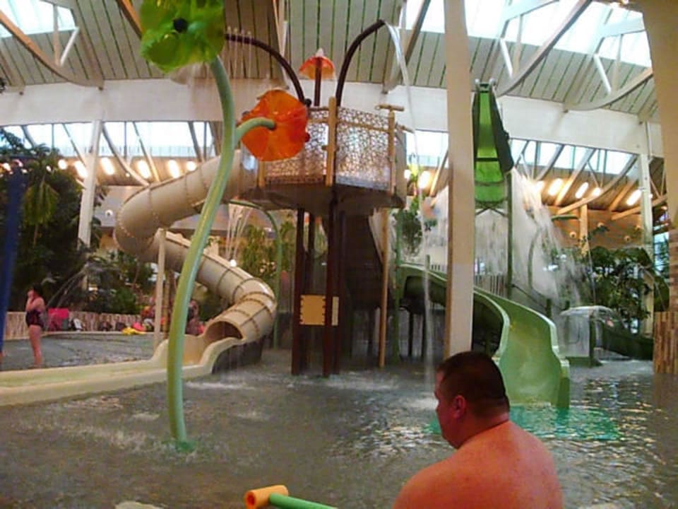 Rechts oben das ergiesst sich plötzlich  über Kind Center Parcs Park Bostalsee