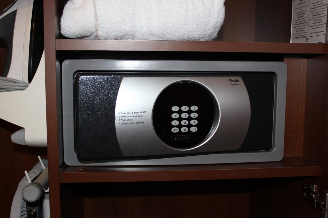 Safe im Zimmer Courtyard by Marriott Basel