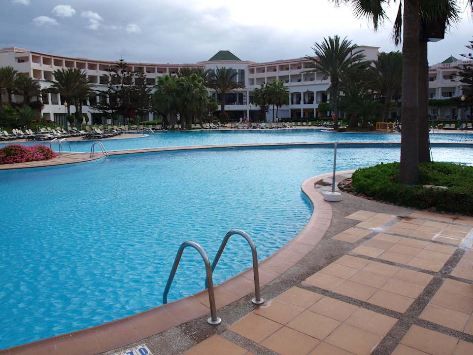 Poolbereich mit Liegen Iberostar Waves Founty Beach