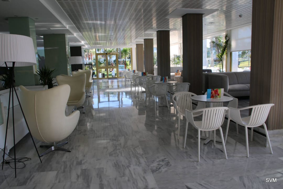Moderne Bestuhlung in der Bar Playa Esperanza Resort