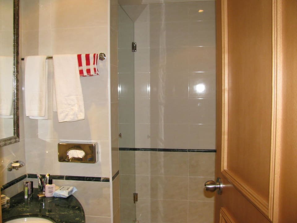 Badezimmer mit Dusche Steigenberger Marhaba Thalasso Hammamet