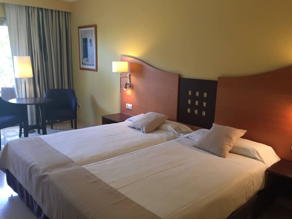 2 grosse Betten LIVVO Costa Taurito