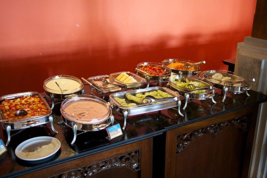 Käse und Salate am Frühstücksbuffet The Fair House Beach Resort