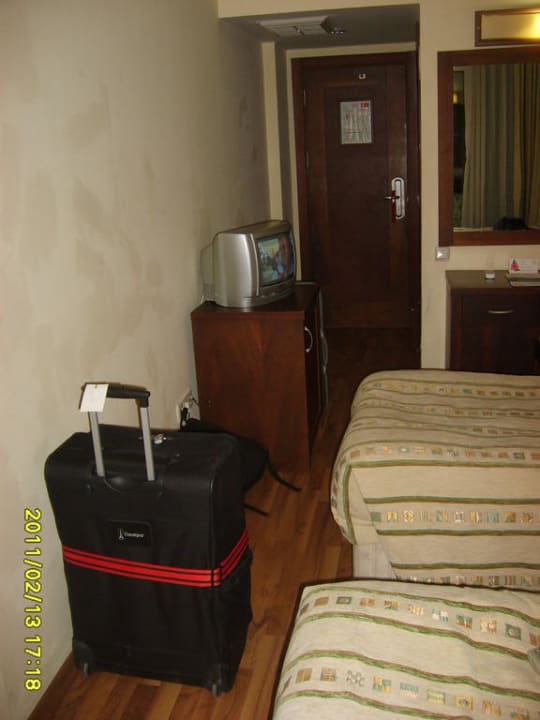 Viel zu kleines Zimmer Falcon Hotel