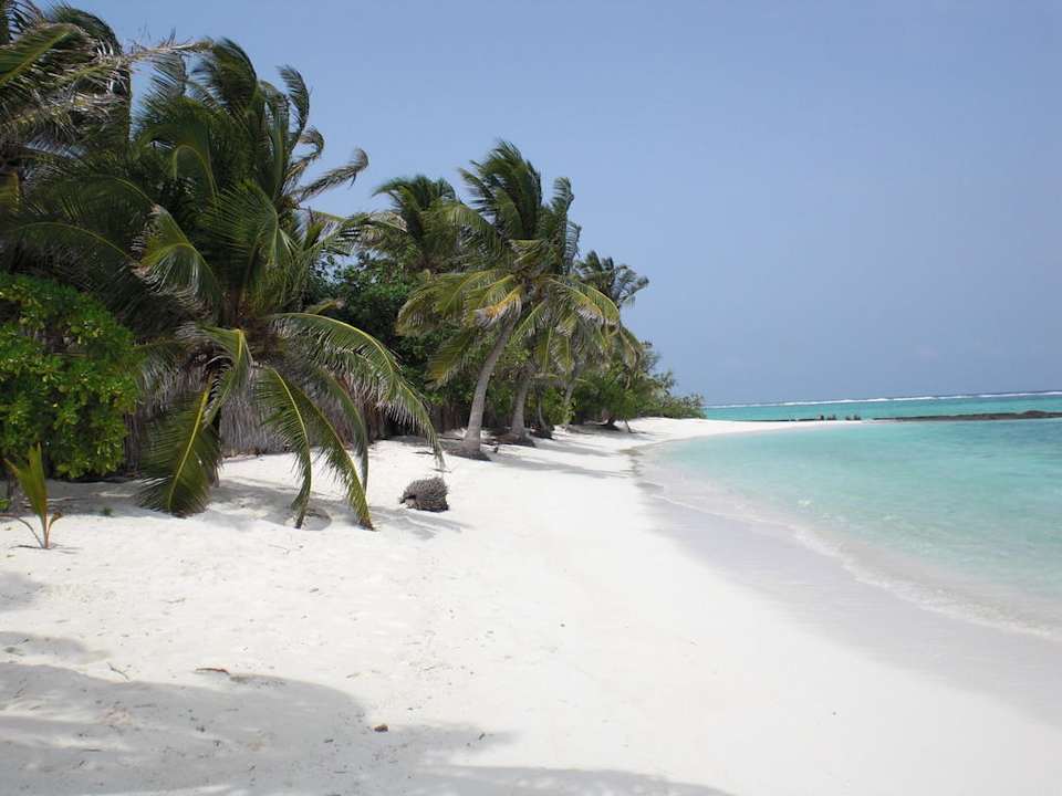 Strand-unbewohnter Abschnitt Summer Island Maldives
