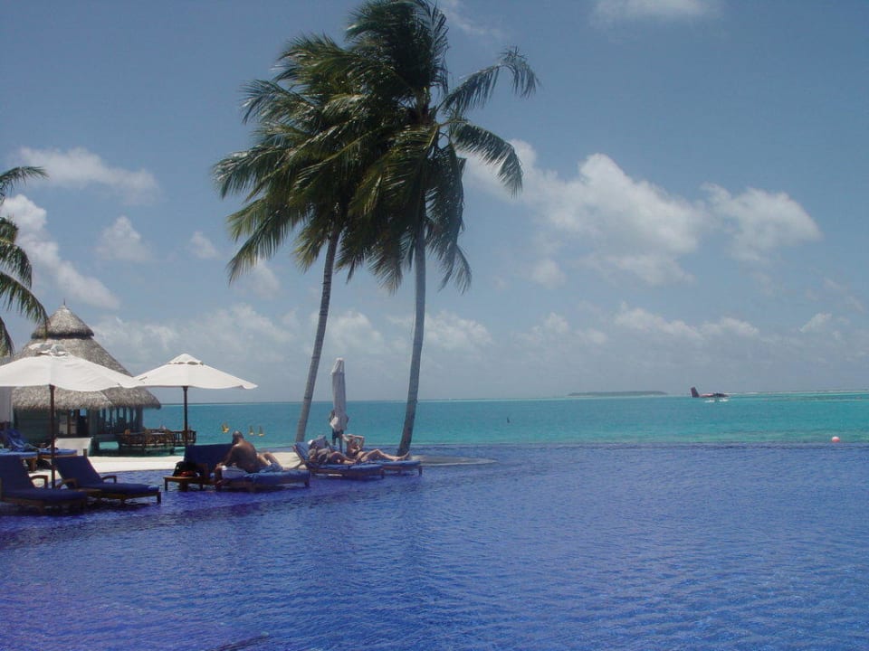 Infinity Pool auf der Hauptinsel Conrad Maldives Rangali Island