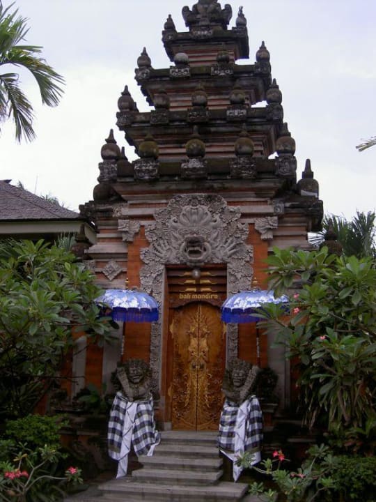 Eingang zum Tempel des Hotels Bali Mandira Beach Resort & Spa