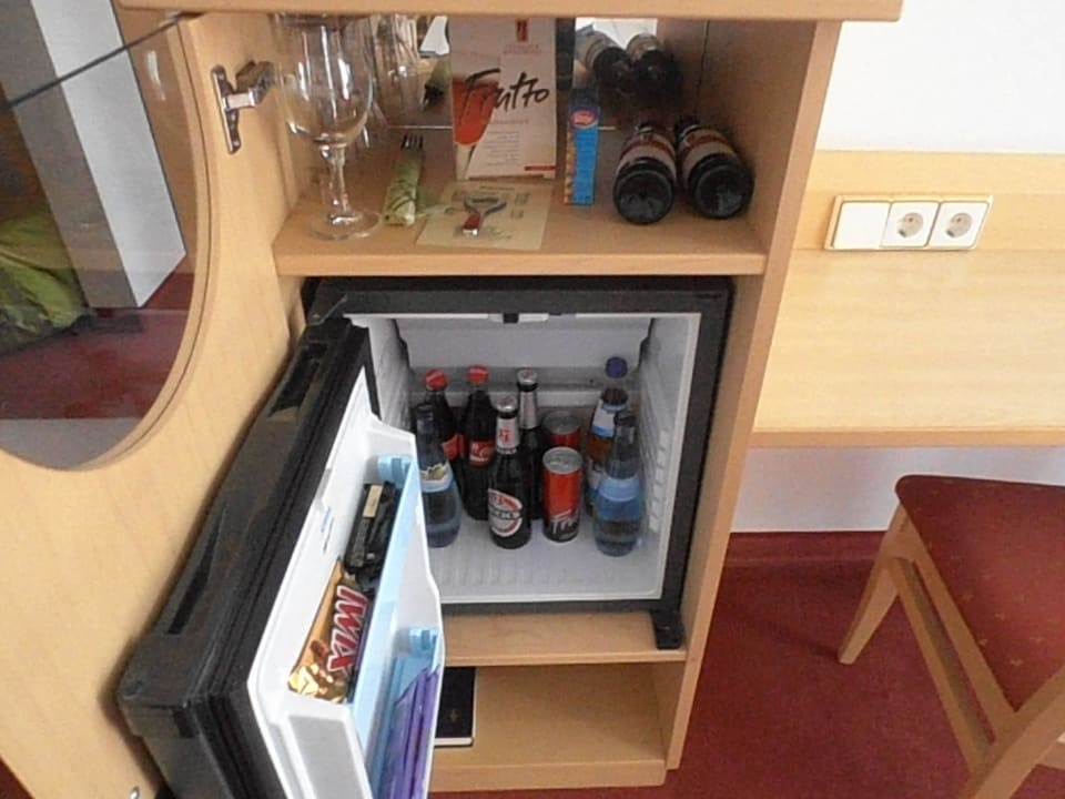 Minibar mit Getränken und Gläsern City Hotel Garni