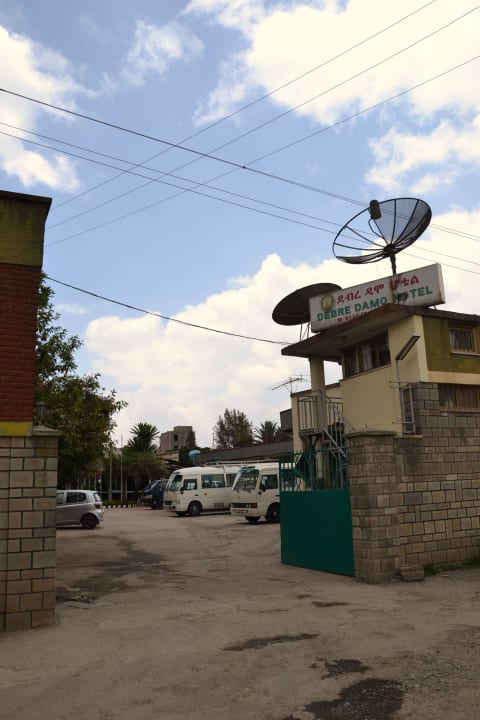 Einfahrt über die Seitenstraße Debre Damo Hotel
