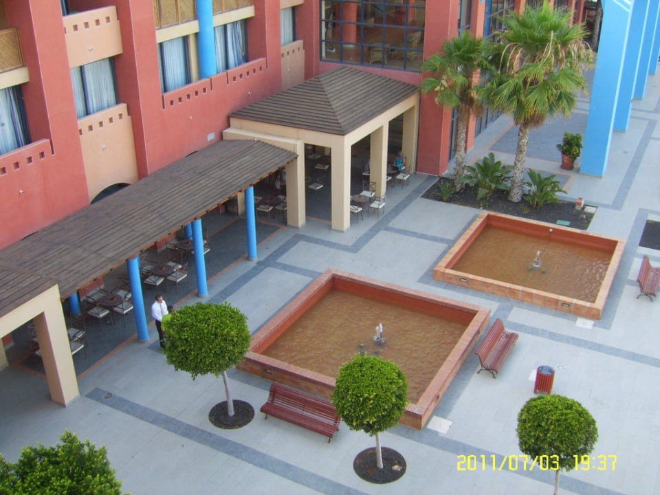 Blick vom Balkon auf Innenhof H10 Tindaya