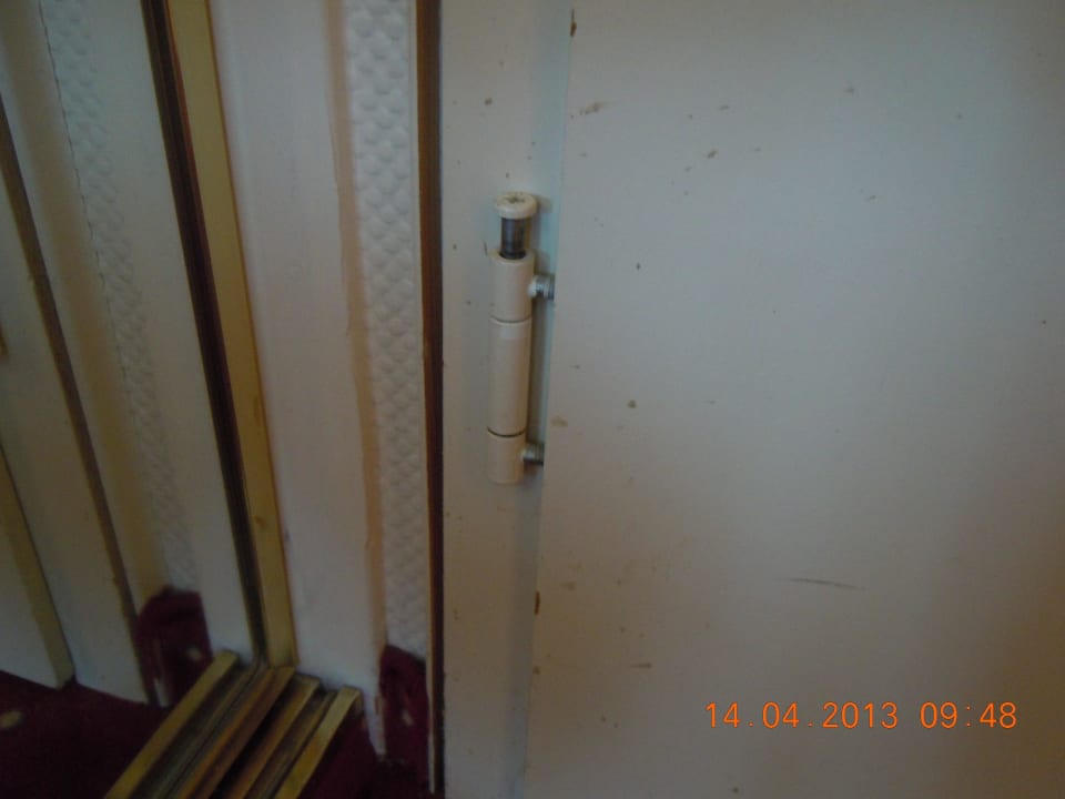 Schmutzige und schlecht montierte Tür Strandhotel Ahlbeck