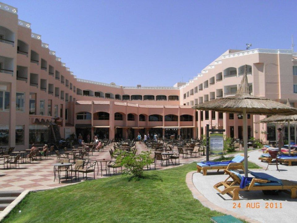 Sitzgelegenheiten beim Pool am Haupthaus Beach Albatros Resort