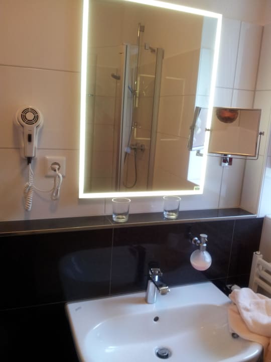 Anderer Blickwinkel auf Spiegel und Zubehör Hotel Petersen