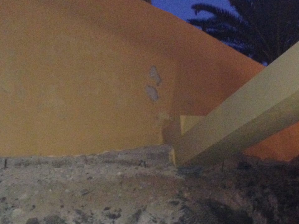 Starke Risse in Hotelmauer Club Hotel Drago Park