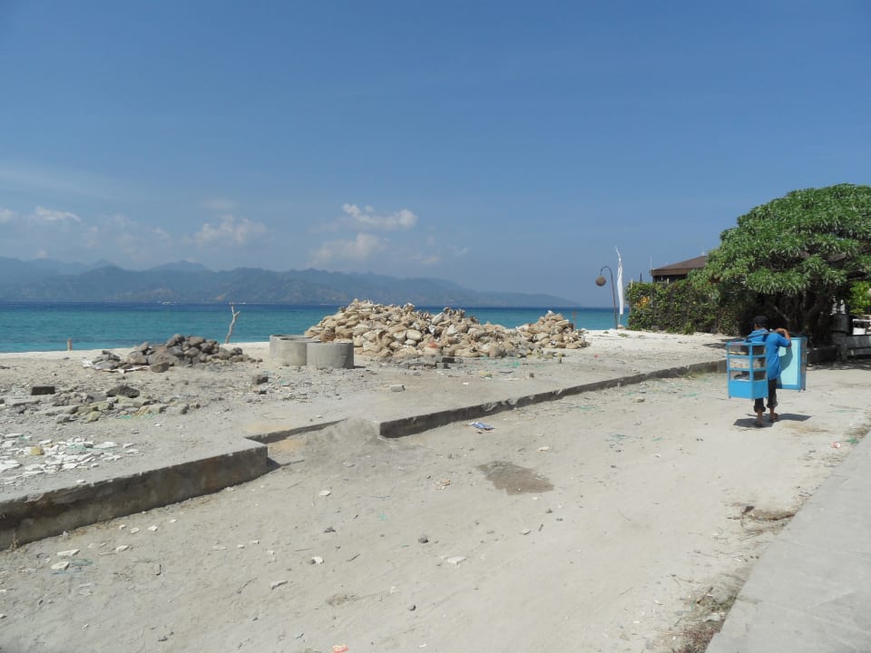 Verdreckter Strand neben dem Hoteleingang Hotel Vila Ombak