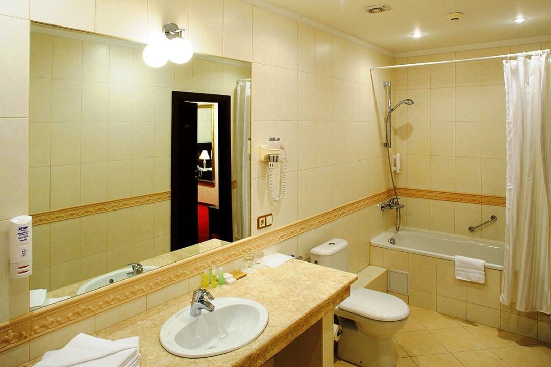 Bathroom with bath Rixwell Gertrude Hotel