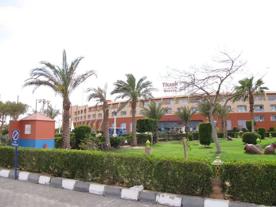 Von der Strasse aus Titanic Resort & Aqua Park