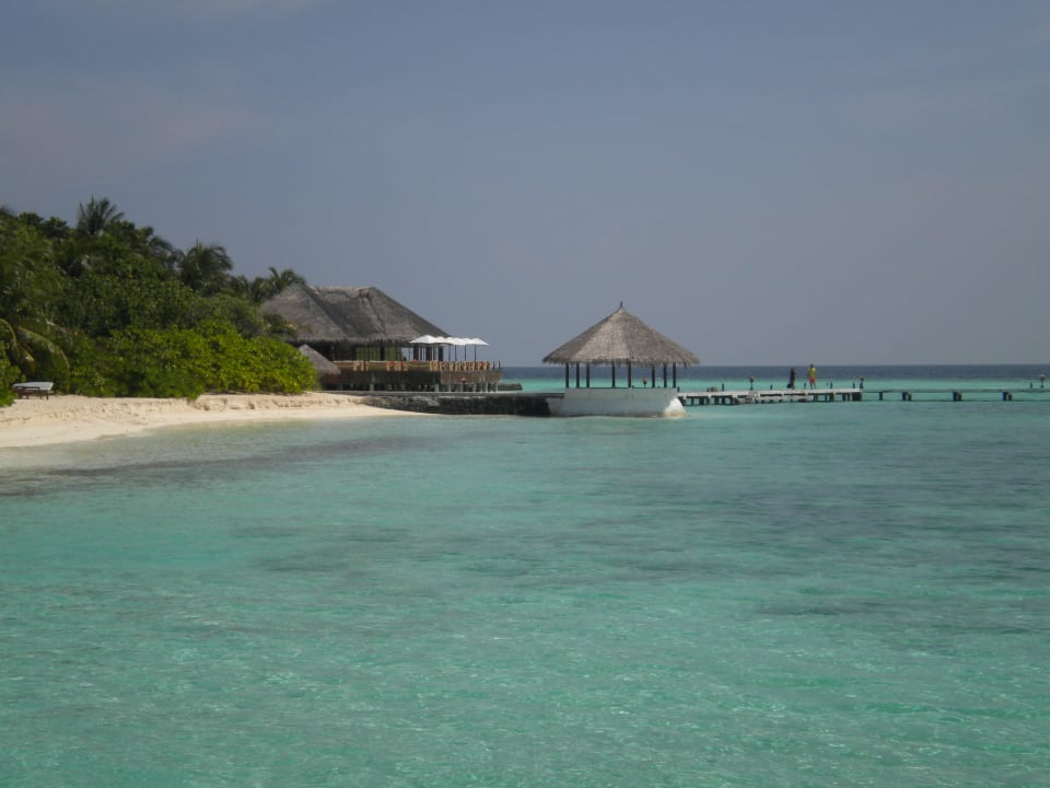 Blick zum Bootsjetty und Restaurant Eri Maldives
