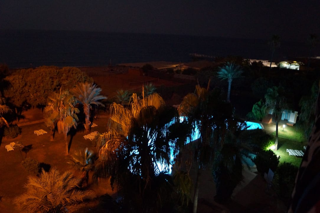 Das Pool in der Nacht, vom Zimmer aus Club Turtas Beach Hotel