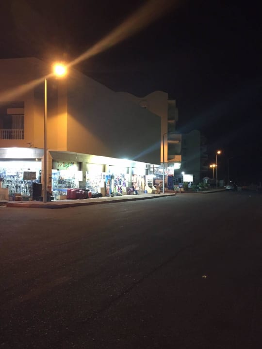 Около отеля Sea Star Beau Rivage