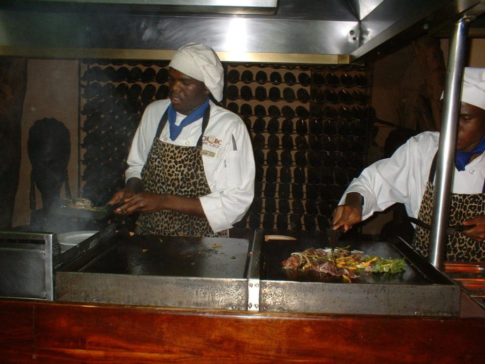 Cuochi all'opera Hotel Chobe Game Lodge