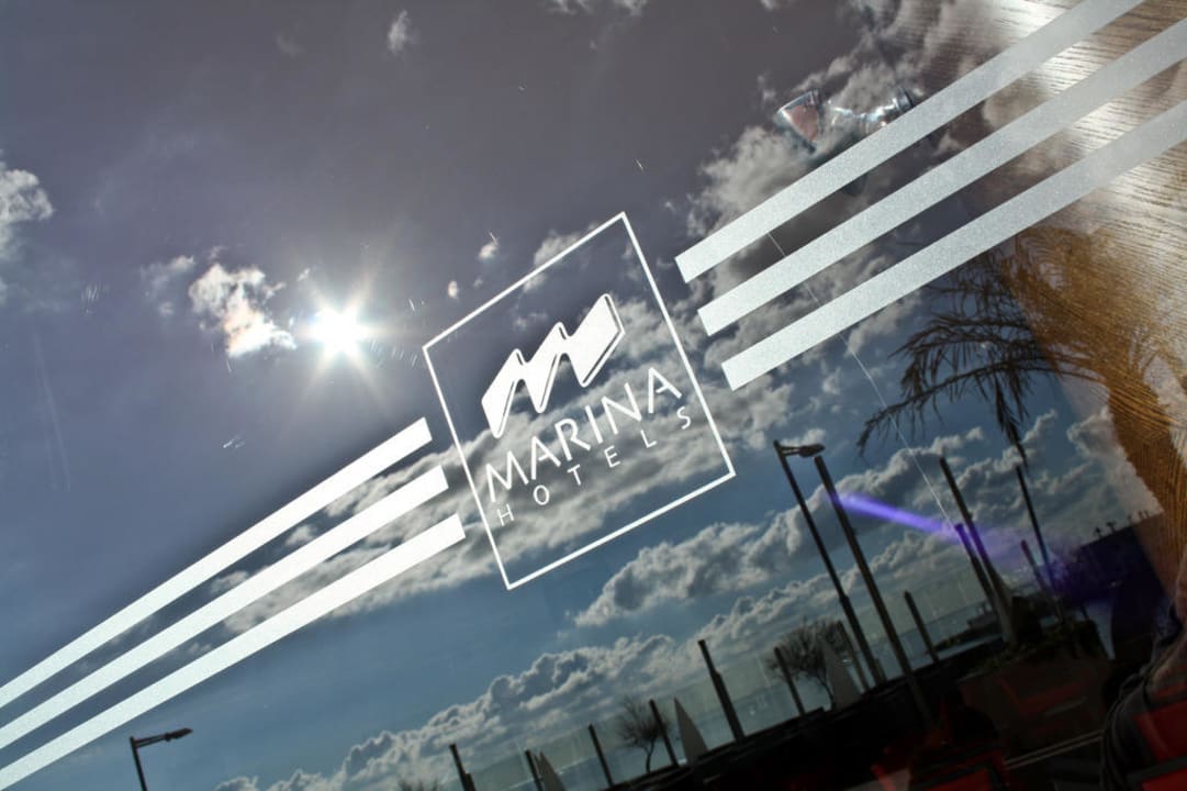 Logo "Marina Hotels" am Fenster des Speisesaals AluaSoul Palma