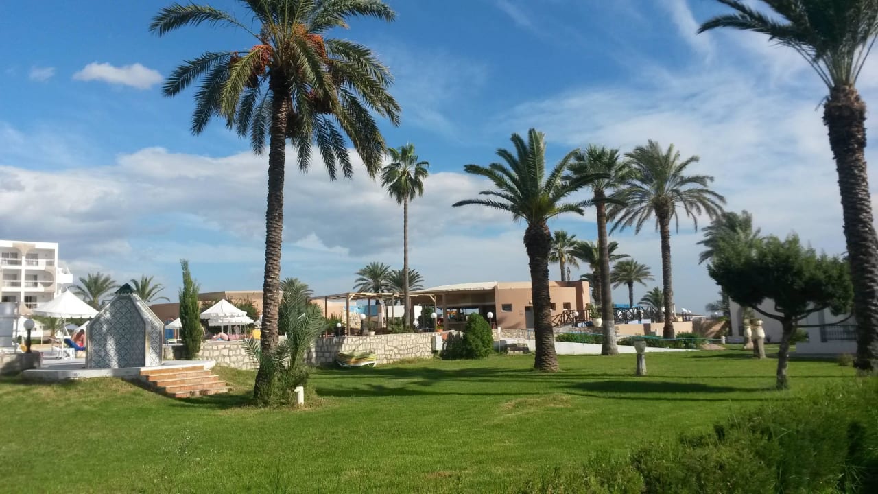 Blick vom Strand zum Pool Royal Lido Resort & Spa