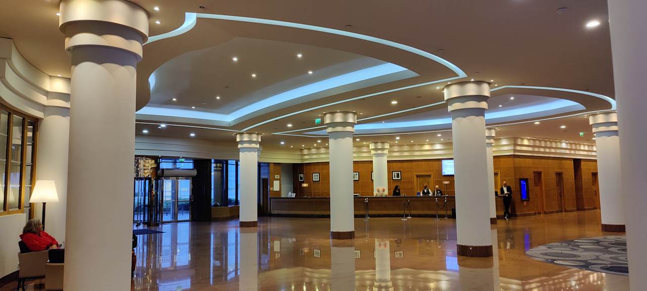 Lobby Hilton Paris Charles de Gaulle Airport