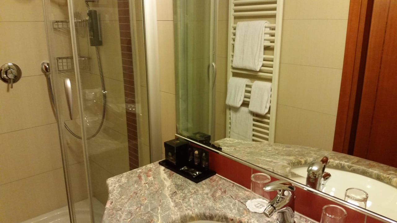 Badezimmer mit Dusche Hotel Santo