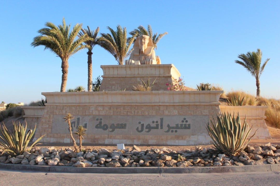 Rechts der Einfahrt Hotel Sheraton Soma Bay Resort