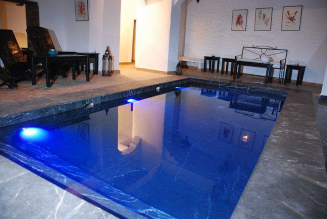 Piscine allumée avec ses spots Hotel Riad Dar Bounouar