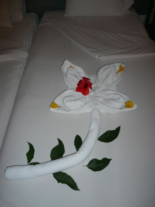 Flower-Power auf dem Bett - mei isch des nett SUNRISE Royal Makadi Resort