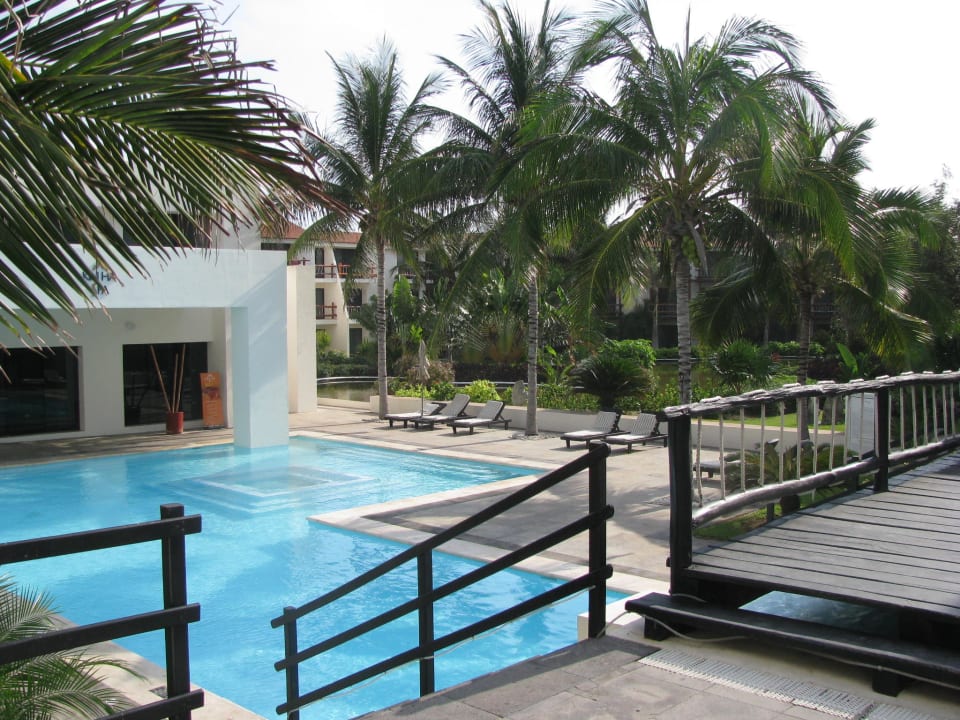 Bild nach links mit Wellnessgebäude im Hintergrund Grand Oasis Tulum Riviera - All Inclusive