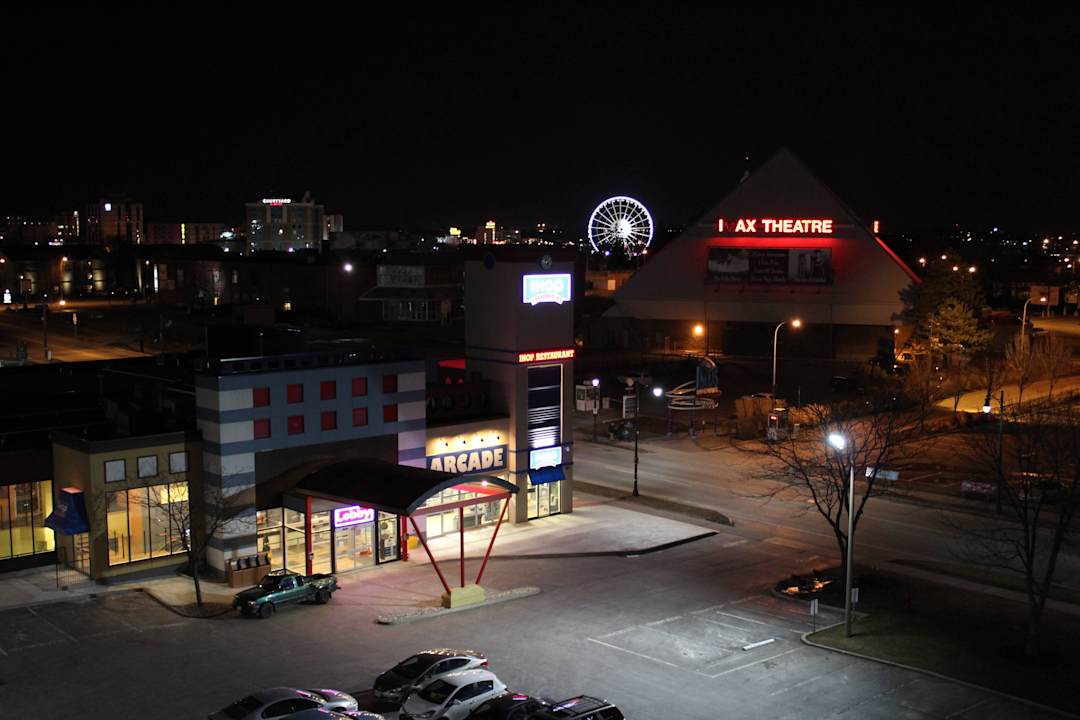 Blick vom Balkon auf den Eingangsbereich Hotel Fallsview