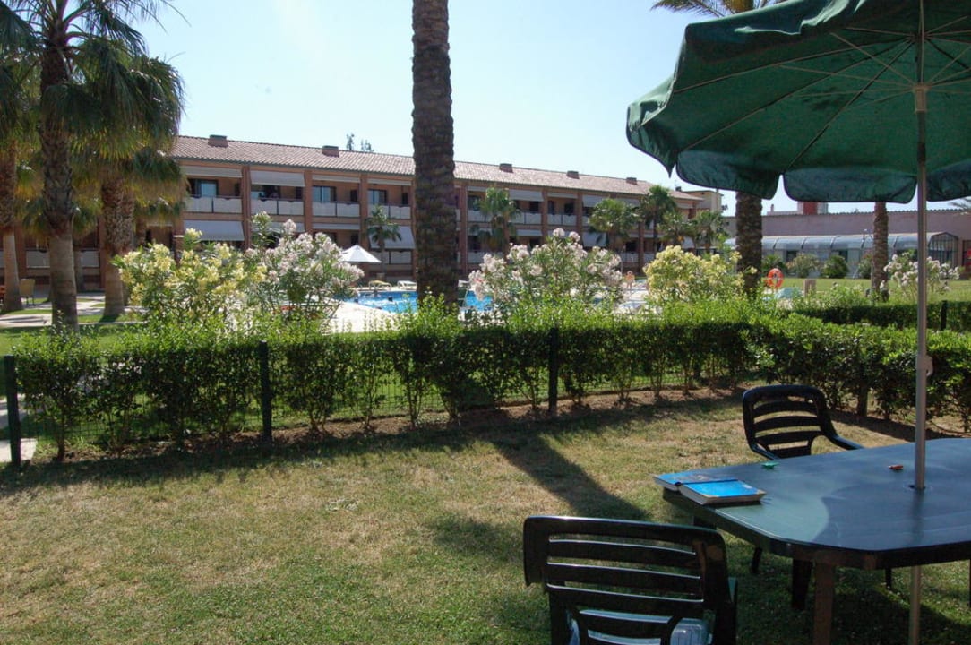 Blick vom Garten der Villa zum Pool Hotel Clipper & Bungalows