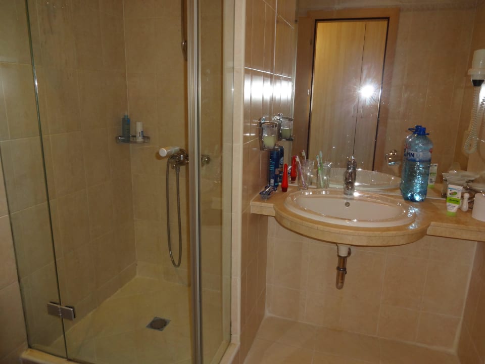 Bad Effect Grand Victoria Hotel