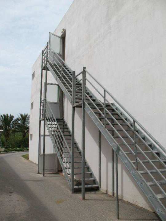 Seitentreppe am Wohngebäude Sandy Beach Resort