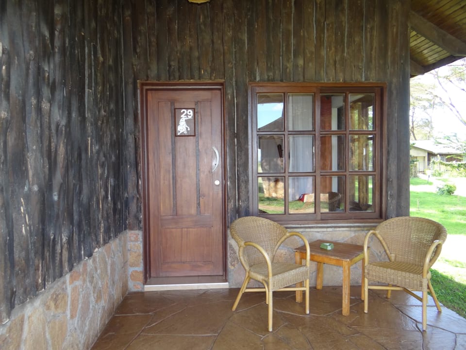 Sitzecke vor dem Bungalow Ol Tukai Lodge