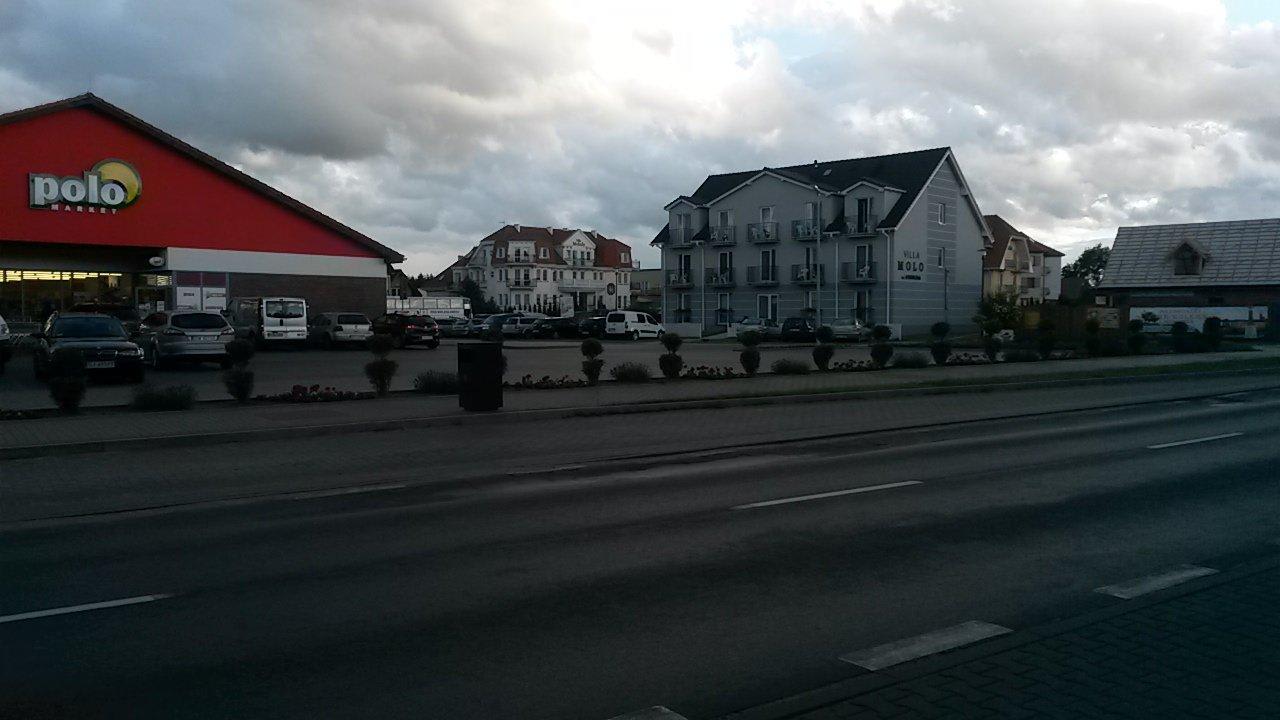 Von der Straße mit Einkaufmöglichkeit Willa Melody