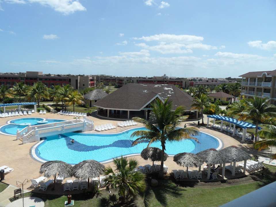 Jeden z bocznych basenów z barem Iberostar Origin Laguna Azul