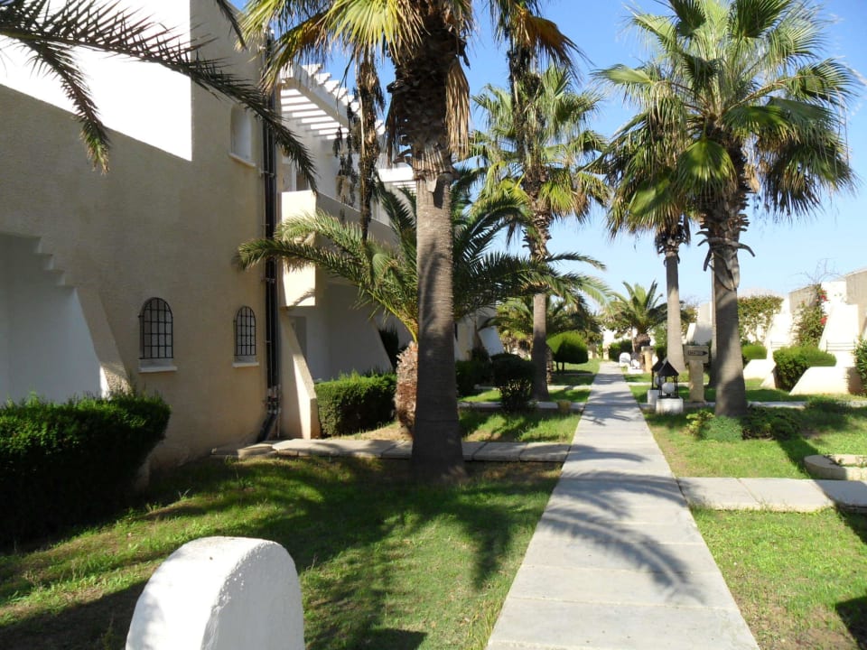 Les allées menant aux bungalows Alassio Hotel and Thalasso