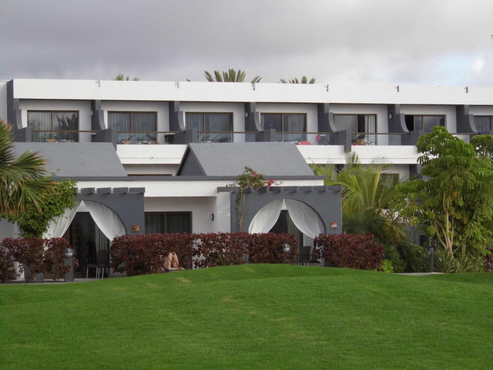 Bungalows dahinter das neue Gebäude R2 Romantic Fantasia Suites - Adults only