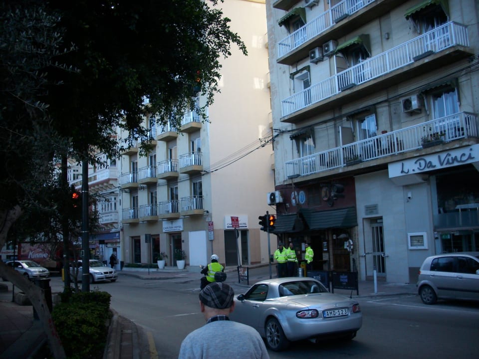 Hotel widok z przystanku Hotel The Carlton