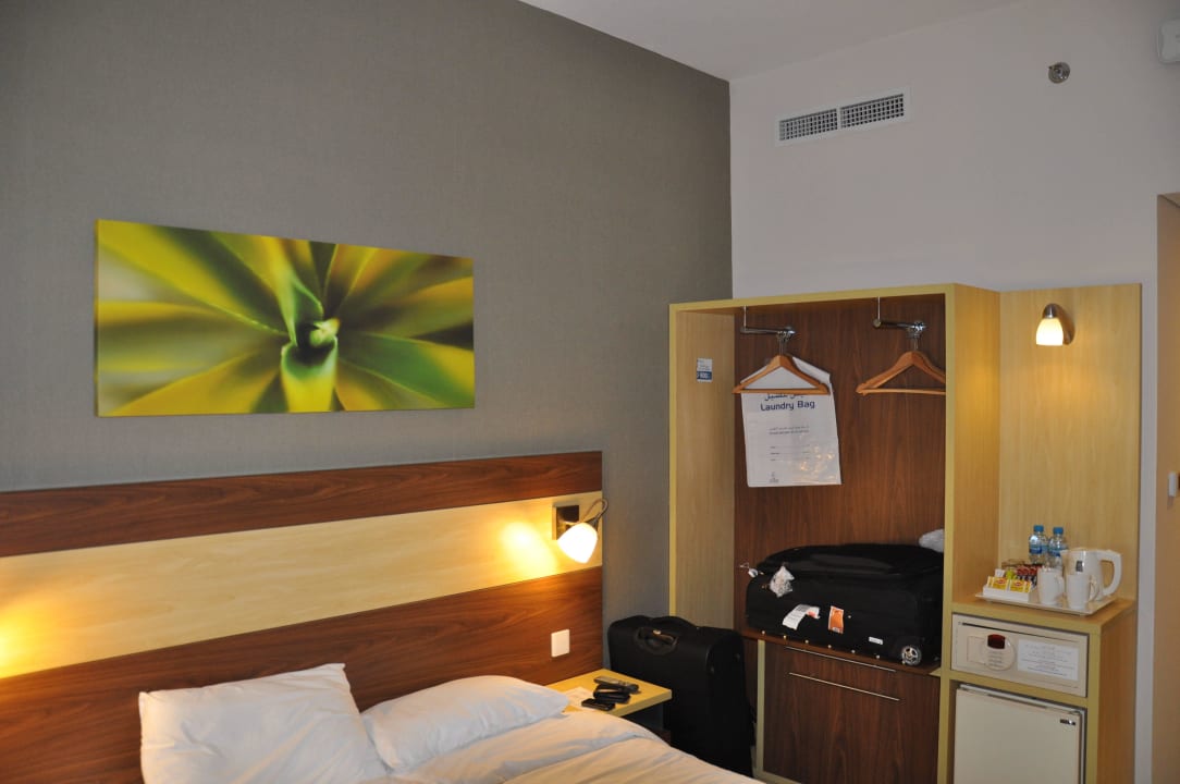 Bett und Kleiderschrank Citymax Hotel Al Barsha
