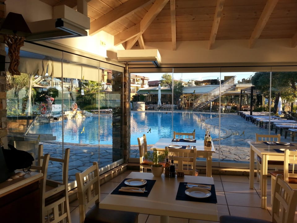 Ausblick von der Taverne zum Pool Anthemus Sea Beach Hotel & Spa