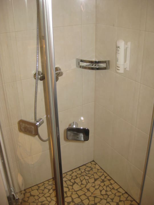 Bad im neu renovierten Doppelzimmer Gut Wenghof - Family Resort