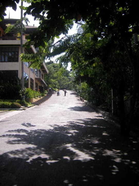 Hauptgebäude von hinten The Fair House Beach Resort
