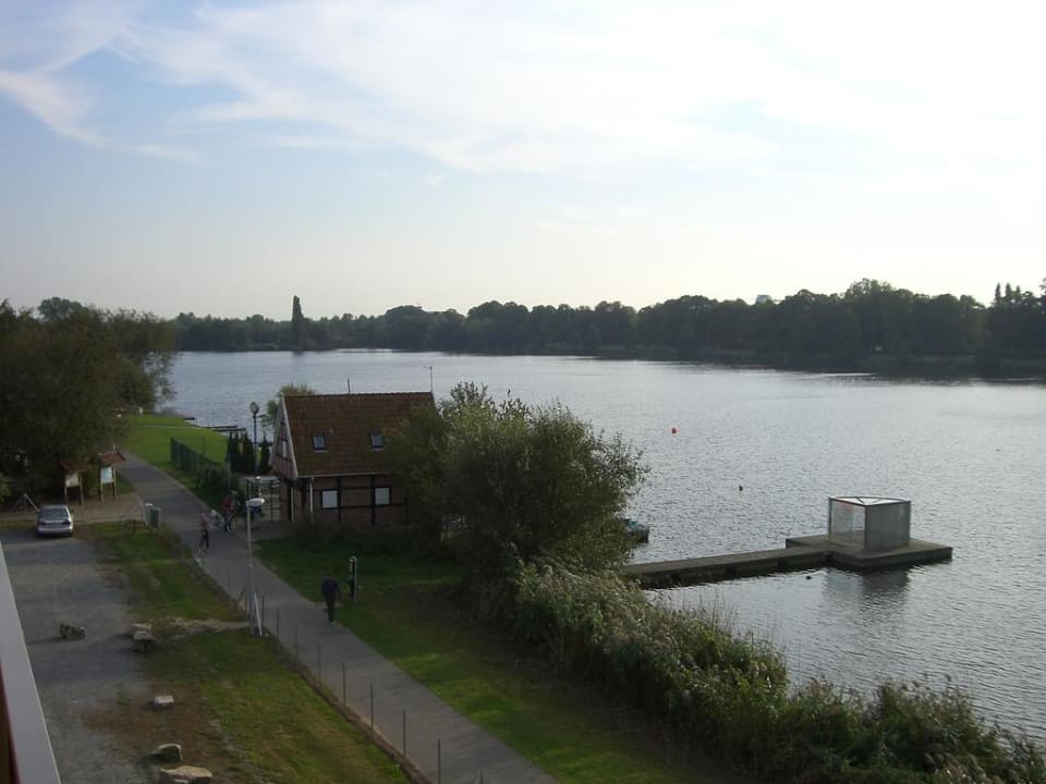Blick zum See  Hotel Riverside