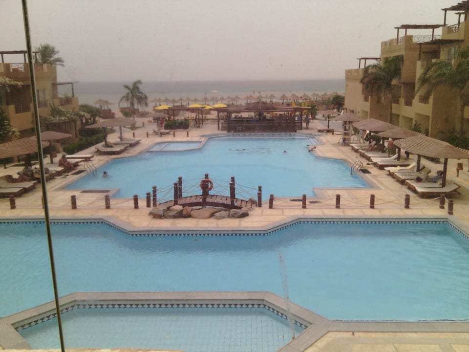 Вид на бассейн с библиотеки Imperial Shams Abu Soma
